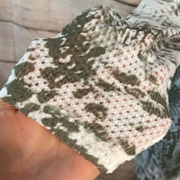 Cubism Top Relaxed V-neck Curved Hem Olive Green 3/4 Sleeves Size XS NWT - Picture 7 of 14